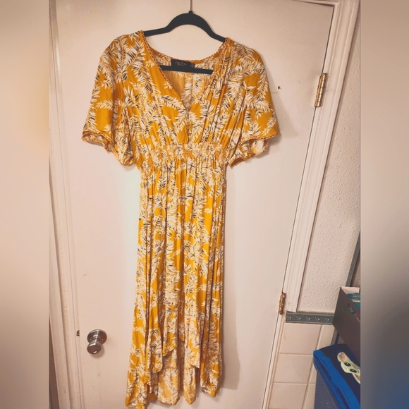 Papillon Short Sleeve Dress With Elastic Waist - White Feather Pattern on Yellow - Picture 1 of 5